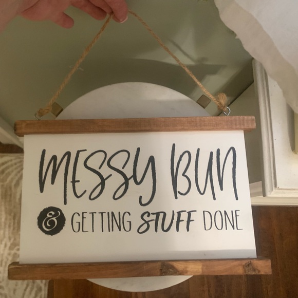 Decocrated sign “messy bun and getting stuff done” - Picture 2 of 3